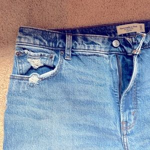 Abercrombie & Fitch 90s skinny hi rise. 33/16